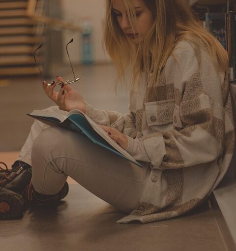 Joven escribiendo
